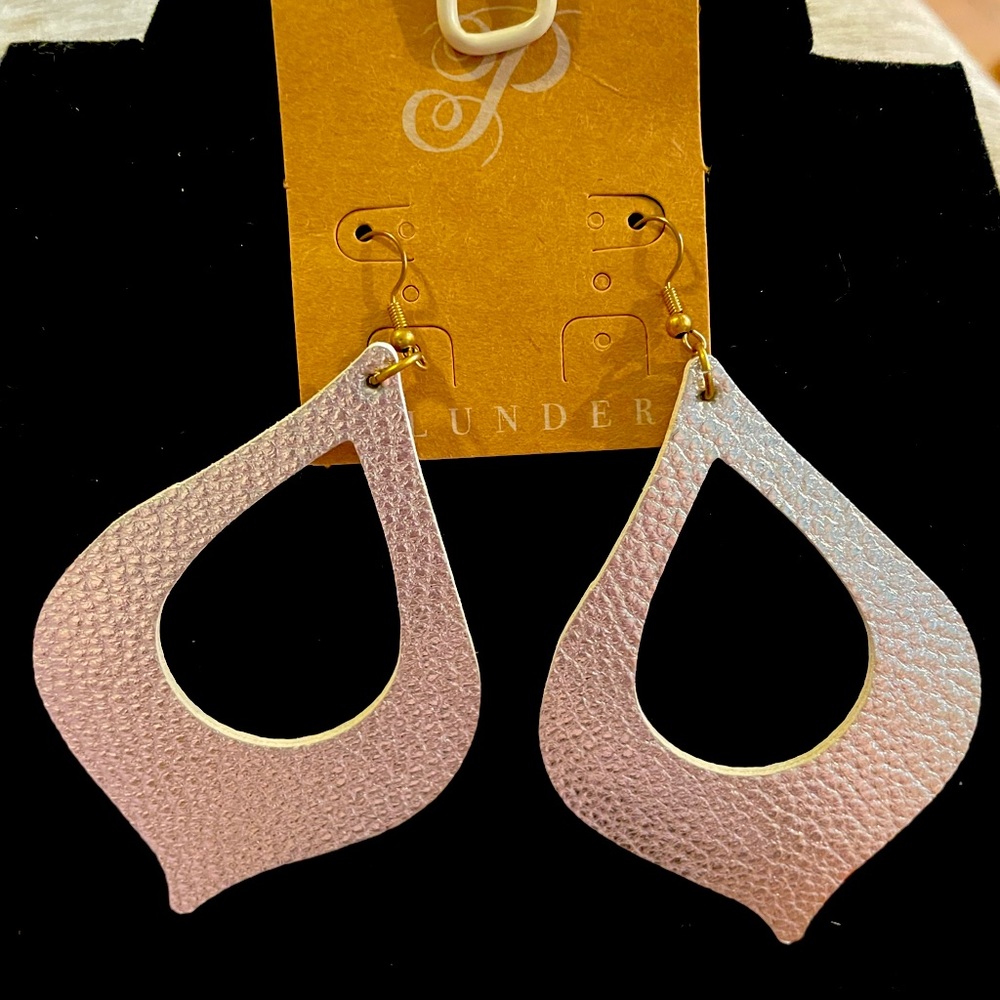 Plunder leather-like vintage earrings